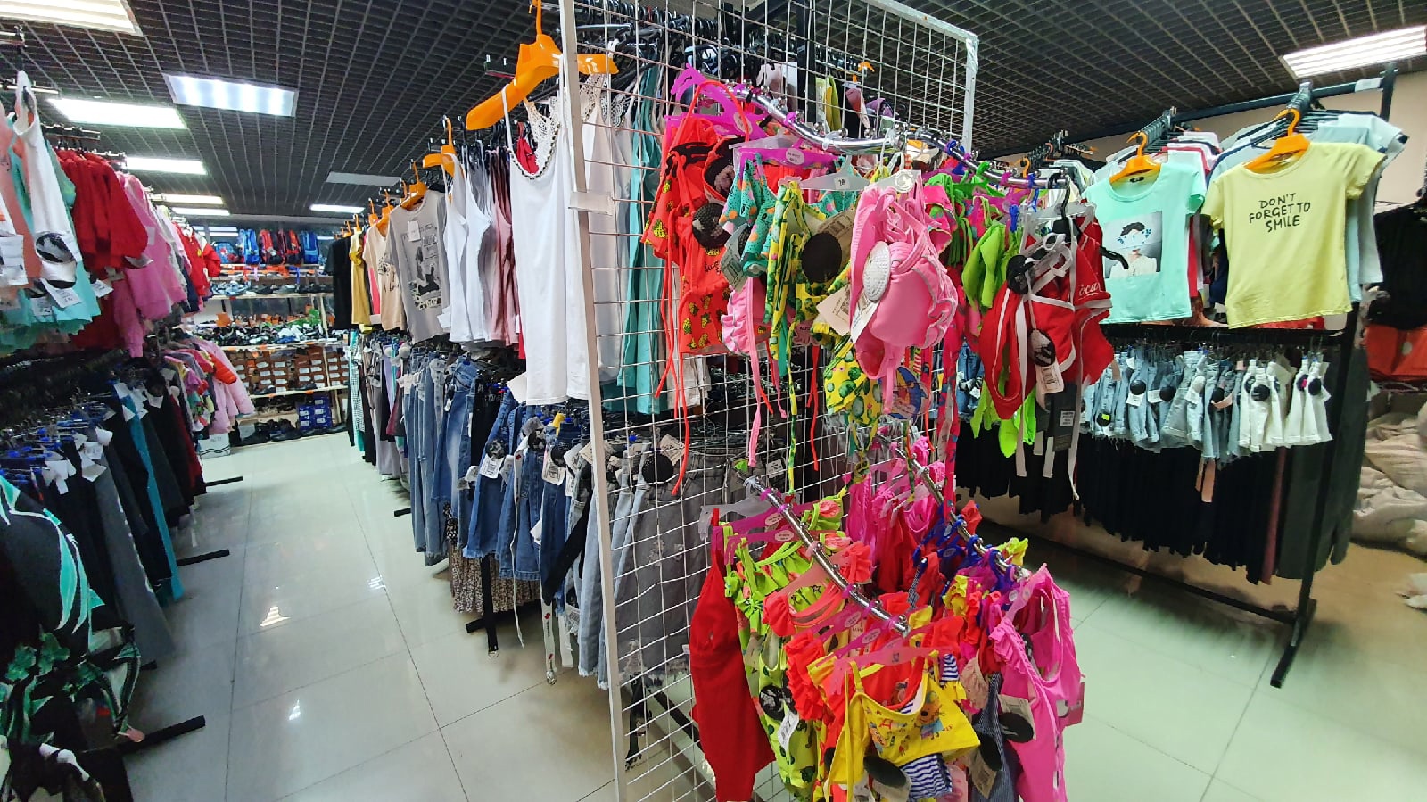 магазины одежды в ялте в торговом центре луч