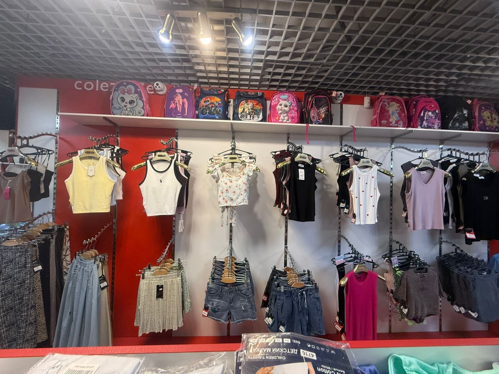 Магазины одежды в Ялте в торговом центре Луч